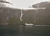 VAKKER NATUR: Fergene i Geiranger er populære om sommeren. Her seiler «Bolsøy» inn fjorden.