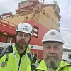 KRISTIANSUND: Rådgiverne Vidar J. Vartdal og Frank Winnberg møttes på skipsbesøk i Kristiansund. Her er de på vei om bord på «Viking Queen».