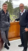 BROBESØK: Kaptein Arild Syvertsen, med besøk av kollega Svend Andreas Schie fra M/S «Femund 2».