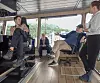 SAMLER SYNSPUNKTER: Styreformann Marius Strømmen i NSOF diskuterer fergepolitikk med maskinsjef Anders Løvold, kaptein Stine Nordholm og kaptein Randi Overaa om bord på «Sunnylvsfjord».
