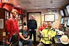 FLORØ: I kontrollrommet på «Rem Arctic» fikk Vidar J. Vartdal (lengst til høyre) en god prat med de som er i maskinen.