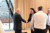 Administrerende direktør i NHO Sjøfart, Frode Sund, hilser på administrerende direktør og forhandlingssjef i Dnmf, Hege-Merethe Bengtsson i Dnmf, hilser lurt på hverandre før forhandlingene startet.