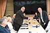 Administrerende direktør i NHO Sjøfart, Frode Sund, hilser på administrerende direktør og forhandlingssjef Hans Sande i NSOF.