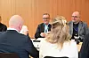 Humøret er godt i oppstarten, her er det administrerende direktør Hans Sande ostyreleder i NSOF, Marius Strømmen, som er klare til forhandlingene.