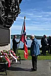 Ralf Stahlke legger ned krans på vegne av Norsk sjømannsforbund.
