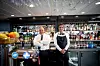 LIVSSTIL: – Hurtigruten er en fantastisk arbeidsplass. Når vi ser månen lyser opp kysten eller nordlys er det magisk. Det er også fint å lære kultur av sine kollegaer, sier svenske Sonny Lindskog (venstre) om Boyan Uzunov fra Bulgaria.