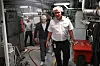 Maskinsjef på MS 'Nordkapp', Bjørn Andreassen viser studentene rundt i maskinrommet.