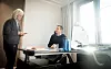 HEKTISK HVERDAG: Knut Arild Hareide i samtale med kommunikasjonsdirektøren i Rederiforbundet, Christine Korme. De jobber tett sammen for å få dagens og de neste ukenes program til å gå i hop.