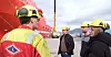 PRAT I: Elektriker og Dnmf-medlem Stephan Schmelzer slår av en prat med de tillitsvalgte og rederiets utsendte.