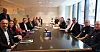 Dnmf: Frode Sund, midt i bildet til venstre, og hans NHO-delegasjon sammen med Dnmf-delegasjonen under ledelse av Hege-Merethe Bengtsson.