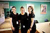 GLAD FOR NORSK FLAGG: Emilia Gasowska, Wiktoria Izabel Gruber og Evelyn Opacic er strålende fornøyd med ordnede forhold i Hurtigruten.