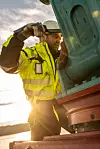 ARBEIDSKAR: Matrosen Bjarte vedlikeholder skipets gravemaskin.