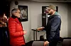 TILGJENGELIG KOMPETANSE: NSFs Hellen Solhaug holdt innlegg om helseattest og pensjon. I pausen benyttet Roman Aivazian seg av kunnskapen til Solhaug.