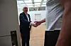 Administrerende direktør i NHO Sjøfart, Frode Sund, tar imot delegasjonene.