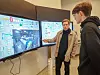 REALISTISK MASKIN: Dette er en simulator av et cruiseskip med dieselelektrisk dual fuel-anlegg, med samme funksjoner som du vil finne om bord på et skip. Cato Soltvedt Røssland får instruksjoner fra faglærer Jon Kjetil Karlsen.