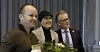 PRISVINNER: Vegard Hide fra Fosnavåg er tildelt prisen Årets Trygg Fisker 2025. Han ble nominert av sin samboer Elselill Bjåstad (i midten). Prisen ble delt ut av Paul Christian Rieber, landsstyremedlem i Redningsselskapet.