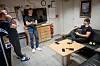 GODT MILJØ: Det er viktig med unge sjømenn om bord som kan løsne litt på slipsene og komme med nye påfunn. God stemning i fritiden gjør at man gjør en bedre jobb, mener Larsen, Lorentzen og Høyseth.