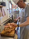 SVINGER KNIVEN: Dette er ikke første gangen Stein Roger Flåten lager kobbekjøttmiddag.