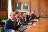ARBEIDSGIVERNE: Pål Tangen (nr. tre fra venstre) ledet delegasjonen til Norges Rederiforbund. Her ønsker han velkommen til forhandlingene.