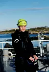 KOKK MED HJELM: Kokken Vegard Bech har byttet ut kokkehatten med hjelm og visir. Allsidig type som blir satt pris på om bord. - Grunnen til at mannskapet er så fornøyd med maten er nok fordi jeg legger stolthet i det og lager alt fra bunn av.