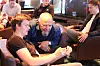 MASKIN: En av studentene viser frem noe på telefonen, mens en interessert rådgiver og studentkontakt, Frank Winnberg, følger interessert med.