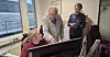 SISTE UTGAVEN: Omar Jørgensen, forklarer grafiker Silje Kirknes hva han ønsker endret i den siste korrekturen i den siste utgaven av Maritim Logg med Jørgensen som ansvarlig redaktør.