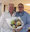 TAKK FOR MEG: Administrerende direktør i NSOF, Hans Sande, ga Omar Jørgensen en blomst da kollegene takket Omar for samarbeidet gjennom mange år.