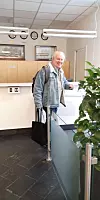 AVREISE: Omar Jørgensen med ryggsekk og veske, på vei ut fra Maritimt Hus for siste gang som ansatt.