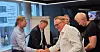 Hans Sande tar Pål Tangen i hånda etter at partene ble enige. Fra venstre: Pål Tangen, forhandlingsdirektør i Norges Rederiforbund, Geir Sjøberg, forhandlingsleder i NR og til daglig CEO i AKOFS, Hans Sande, forhandlingsleder i DSO, riksmekler Mats Wilhelm Ruland og forbundsleder Frode Alfheim i Styrke.