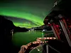 5. PLASS til Kjell Rune Gausvik: Bildet utmerker seg med sterke kontraster mellom det grønne nordlyset og det røde lyset om bord. FOTO: Kjell Rune Gausvik