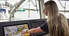 STAKER UT KURSEN: Therese Olsen viser ruta ut fra Florø og sørover. Tolv oppdrettsanlegg skal få fôrleveranse denne gangen.