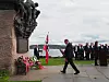 En mann går foran en gruppe ved et minnesmerke, med norsk flagg og blomsterkranser.
MORTEN KVEIM: NSOFs avdelingsleder for sjøsikkerhet og utdanning deltar ved en minnemarkering 8. mai 2024.