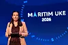 Kvinne taler på en scene foran en blå bakgrunn med teksten «Maritim Uke 2026».