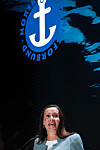 Kvinne taler på en scene under Norsk Sjømannsforbunds logo.