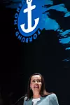 Kvinne taler på en scene under Norsk Sjømannsforbunds logo.
